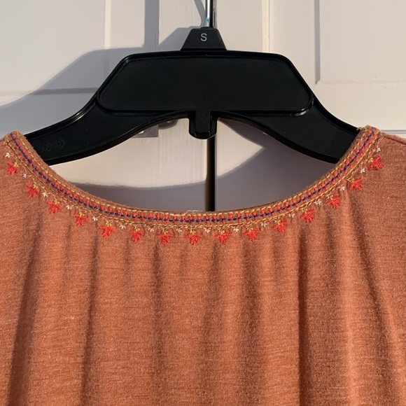 Solitaire Floral Embroidery Sleeveless Top - Picture 4 of 7